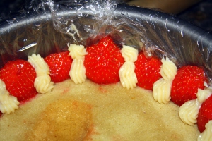 Fill the strawberry gaps with crème pâtissière